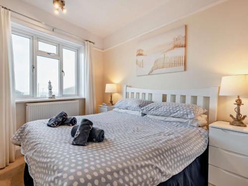 Postel nebo postele na pokoji v ubytování 1 Bed in Barton On Sea 91664