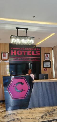 TV a/nebo společenská místnost v ubytování Charles Stainless Hotel