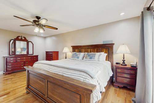 Un dormitorio con una cama grande y un ventilador de techo. en Panoramic Perch, en Maynardville