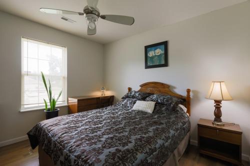 une chambre avec un lit et un ventilateur de plafond dans l'établissement Quiet, Family Friendly Home, à Columbia