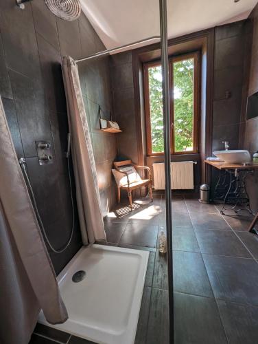 une salle de bain avec douche et lavabo dans l'établissement Le Clos de La Chardonnière, à Saulce-sur-Rhône