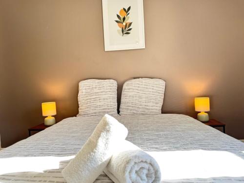 une chambre avec deux lits et deux lampes dans l'établissement Studio B5 - Centre-Ville Meaux - Proche Disneyland, à Meaux