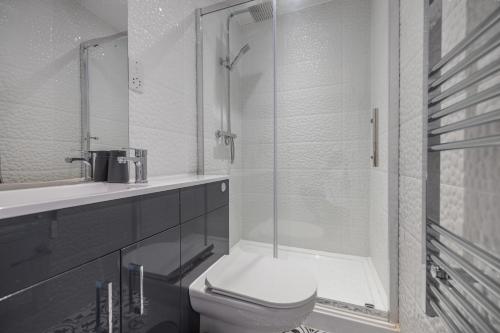 Ένα μπάνιο στο Luxury Retreat, Perfect For Business & Families With Free Gym By The Pocklington - The Abbey Suite