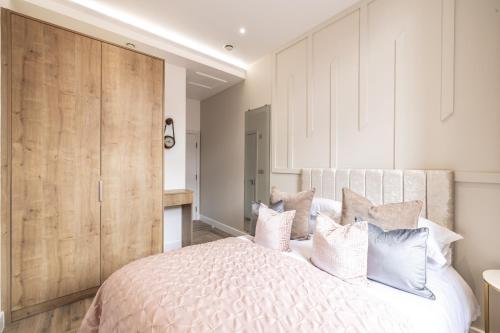 Ένα ή περισσότερα κρεβάτια σε δωμάτιο στο Luxury Retreat, Perfect For Business & Families With Free Gym By The Pocklington - The Abbey Suite