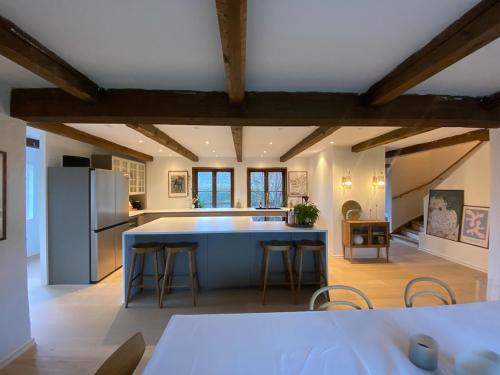 AllerumにあるRural home by golf courseの青い大きな島のあるキッチン