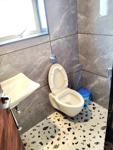 Ένα μπάνιο στο ROYAL MEADOWS IGATPURI Private Pool Villa H