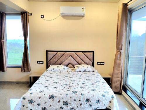 Ένα ή περισσότερα κρεβάτια σε δωμάτιο στο ROYAL MEADOWS IGATPURI Private Pool Villa H