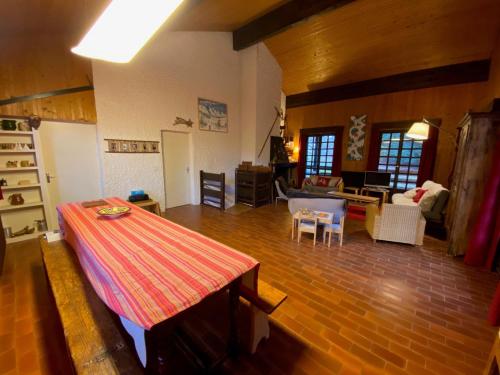un salon avec une table et un salon dans l'établissement Chalet savoyard 8 pers, 4 chambres, parking privé - FR-1-459-202, à La Clusaz