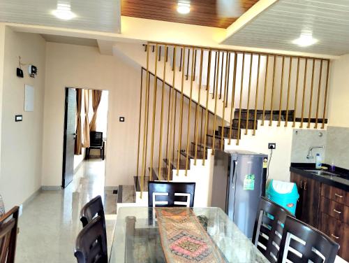Η κουζίνα ή μικρή κουζίνα στο ROYAL MEADOWS IGATPURI Private Pool Villa H