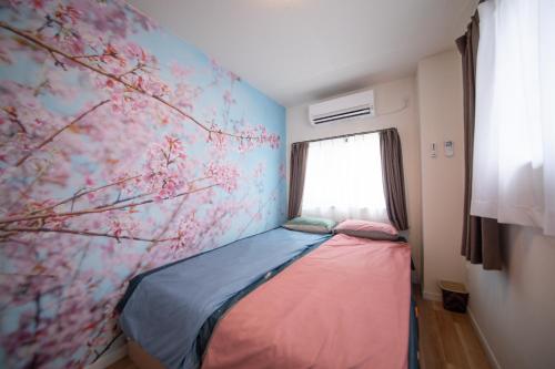 a bedroom with a bed with a flowery wall at 桜屋Sakuraya101 in Tokyo