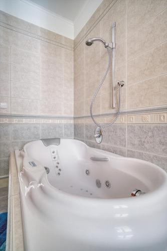 Koupelna v ubytování Grand Pupp Apartment with Jacuzzi and Netflix by Rentez