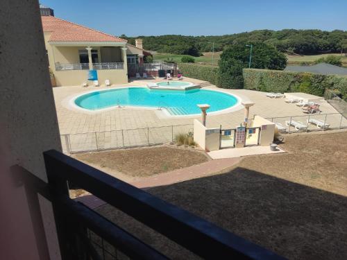 une vue d'une piscine depuis une maison dans l'établissement Le Reflet Marin, à Saint-Jean-de-Monts