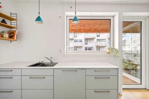 Kuchyň nebo kuchyňský kout v ubytování Modern & Spacious City Apartment