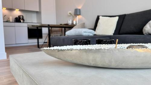 un soggiorno con un grande piatto su un tavolo di CityLounge a Westerland