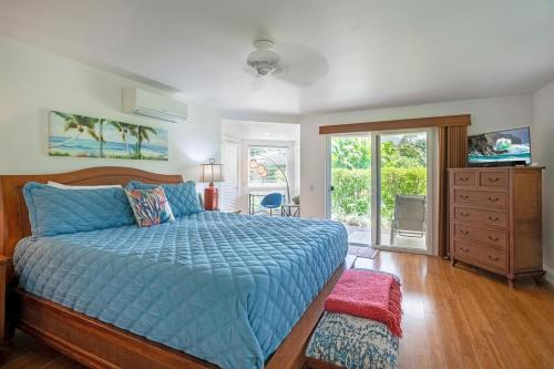 Giường trong phòng chung tại Villas of Kamalii 40