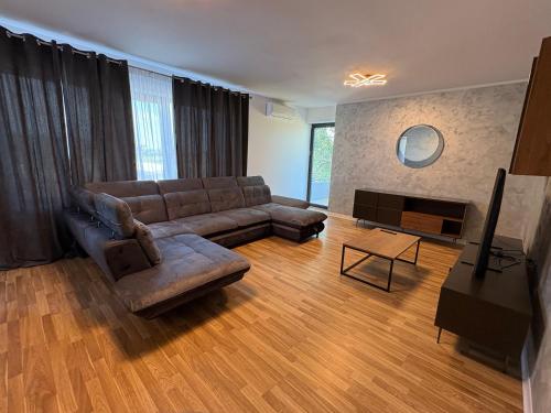 a living room with a couch and a television at Apartament Luxury nino in Focşani