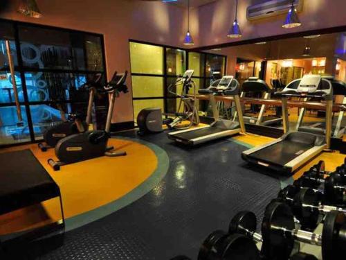 Das Fitnesscenter und/oder die Fitnesseinrichtungen in der Unterkunft Julias Tropical Oasis Golf Skyline View