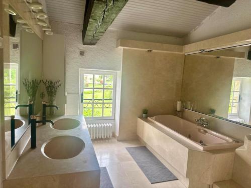 Ένα μπάνιο στο Cévennes farmhouse with pool