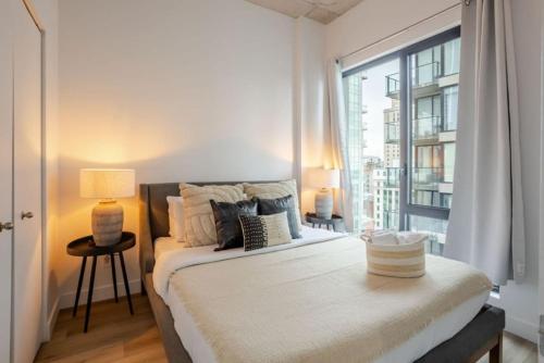 Postel nebo postele na pokoji v ubytování Elegant 1BR Retreat and Chic Stay in Old Port