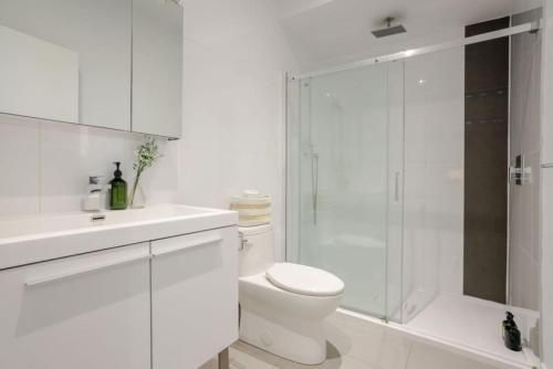 Koupelna v ubytování Elegant 1BR Retreat and Chic Stay in Old Port