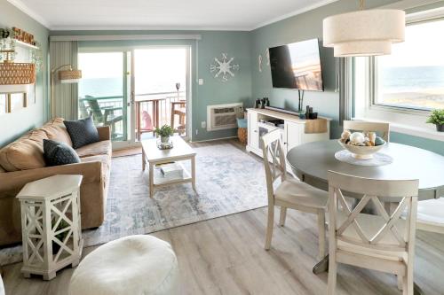 TV a/nebo společenská místnost v ubytování Couple's Getaway! Oceanfront Oasis - Corner Balcony, Beach Views, Full Kitchen, Steps to the Sand