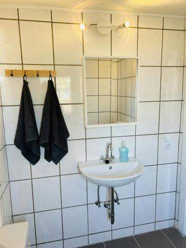 Spacious Apartment for 6 في هامبورغ: حمام مزود بحوض ومِرآة