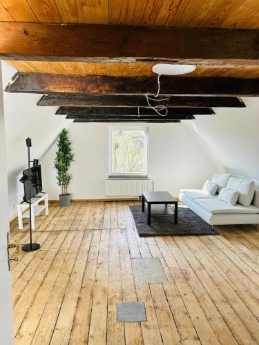 Spacious Apartment for 6 في هامبورغ: غرفة معيشة بها أريكة وطاولة