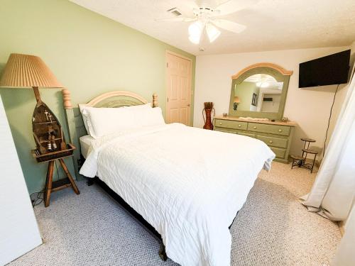 Ein Bett oder Betten in einem Zimmer der Unterkunft Lakefront 4bd25ba Grilldocksleeps 13pp