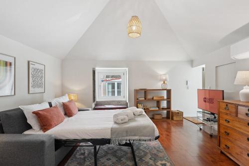a bedroom with a large bed and a couch at GuestReady - Your Porto Hideaway in Porto