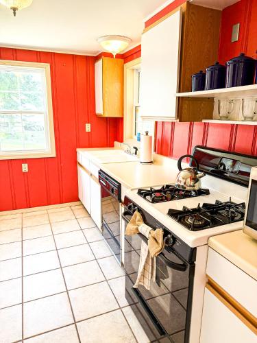 Küche/Küchenzeile in der Unterkunft Lakefront 4bd25ba Grilldocksleeps 13pp