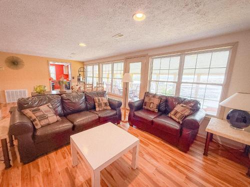Ein Sitzbereich in der Unterkunft Lakefront 4bd25ba Grilldocksleeps 13pp