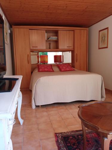 a bedroom with a bed in a room at Gîte 2 personnes, proche mer in Challans