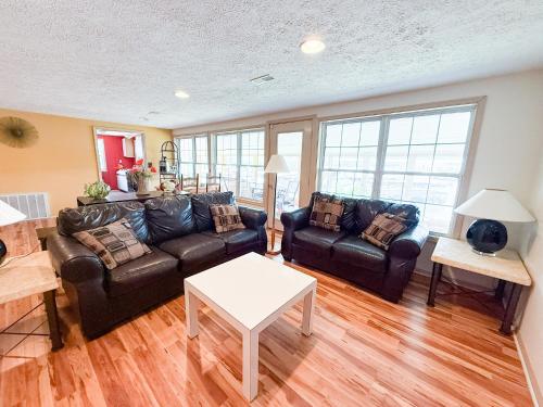 Ein Sitzbereich in der Unterkunft Lakefront 4bd25ba Grilldocksleeps 13pp