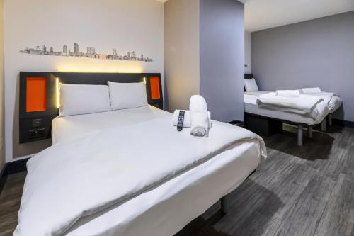 Katil atau katil-katil dalam bilik di easyHotel Leeds