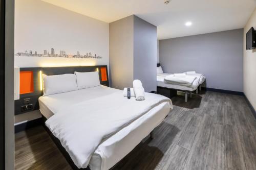 Katil atau katil-katil dalam bilik di easyHotel Leeds