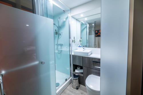 Bilik mandi di easyHotel Leeds