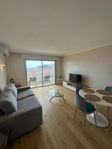 Vue mer panoramique pour ce 3 pièces a 7 minutes a pied du palais du festival