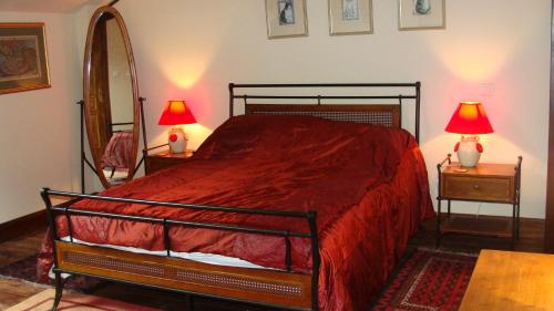 Un pat sau paturi într-o cameră la Gite du Paradis