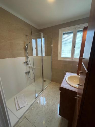 une salle de bain avec douche et lavabo dans l'établissement Vue mer panoramique pour ce 3 pièces a 7 minutes a pied du palais du festival, à Cannes