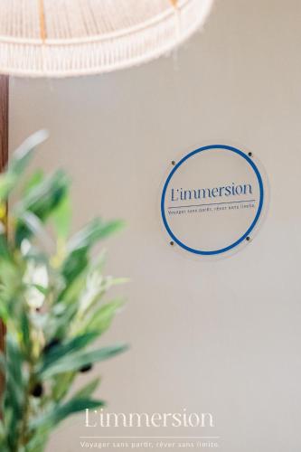 a blue and white sign on a wall at Hélios, Suite Grecque & Spa in Vienne