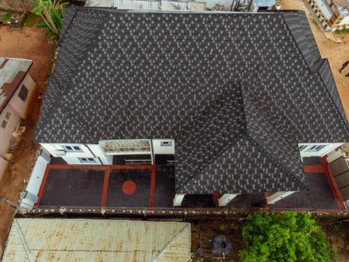 an overhead view of a building with a black roof at 2025 Built 3BR Lavish Gated Apartment in Benin City's Etete GRA with WiFi, AC, Kitchen, Free Parking, 24hr Power and Security, Perfect for Business, Vacation or Family Travel! in Benin City