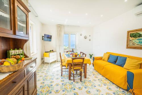 Ruang duduk di Blue Bell Residence - Amazing Capri view