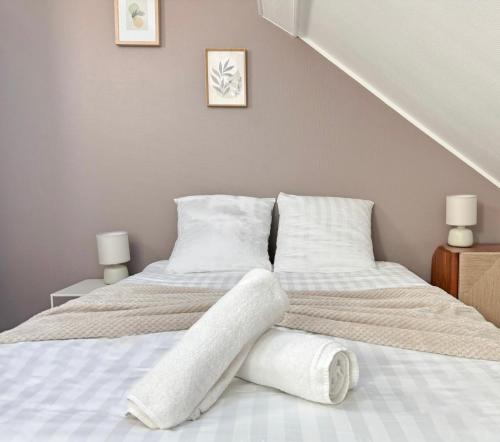 a bedroom with two beds with white sheets and pillows at Studio B7 - Centre-Ville Meaux - Proche Disneyland in Meaux
