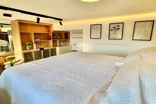 Postel nebo postele na pokoji v ubytování Luxuoso Loft com Garagem, Ar cond. Jacuzzi e Wifi