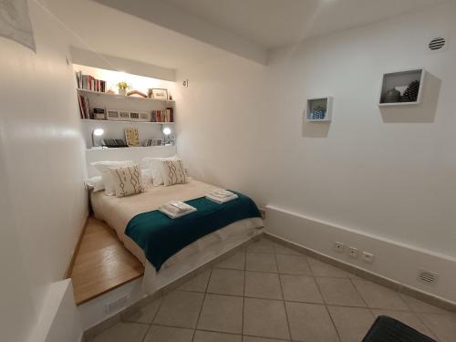 a small bedroom with a bed in a room at T1 au coeur de St Florent in Saint-Florent