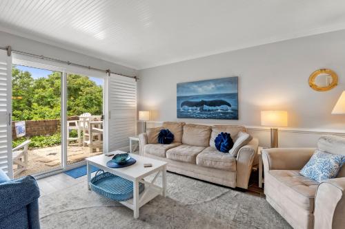 Una sala de estar con dos sofás y una mesa. en Villas J2, en Nags Head