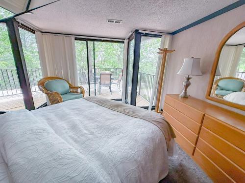 เตียงในห้องที่ Treehouse Treetop Village106-3bed3bapools-8pp