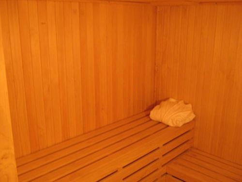 a corner of a sauna with a white towel at Gran Hotel Dakar in Mendoza