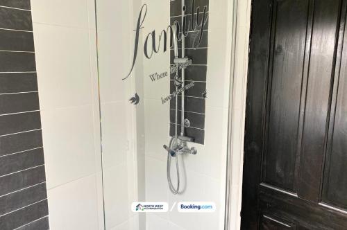 Φωτογραφία από το άλμπουμ του 3-Bedroom House in Warrington with Free Parking Ideal for Contractors and Family Stays στο Γουόρινγκτον