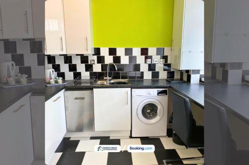 Η κουζίνα ή μικρή κουζίνα στο 3-Bedroom House in Warrington with Free Parking Ideal for Contractors and Family Stays